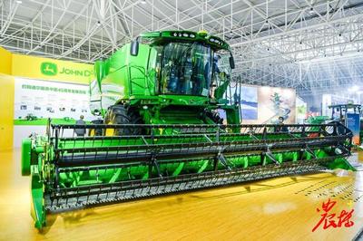 雷沃谷神高粱收割机 现代农业机械的智慧结晶